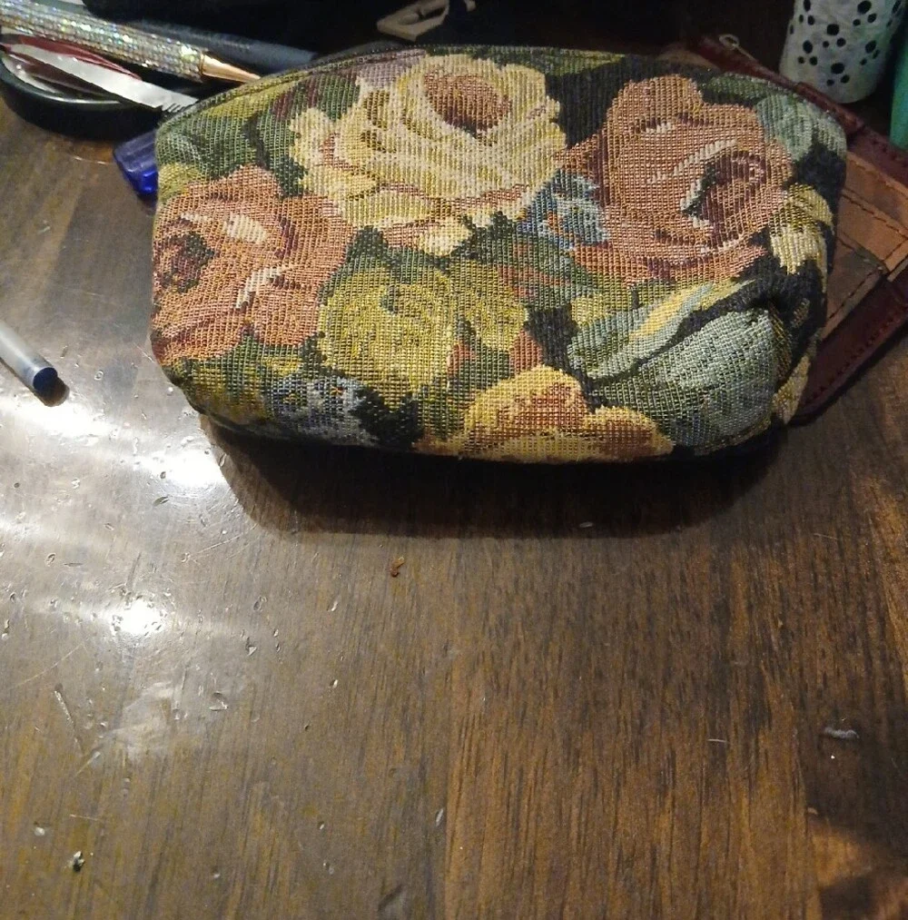 Floral Tapestry Cosmetic Pouch - Multicolor Roses Nwot